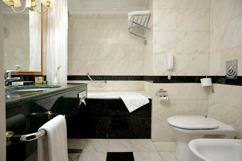 Premium King Room image 3