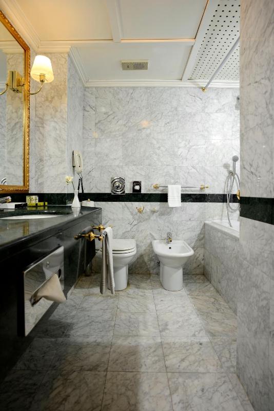 Superior King Room image 1