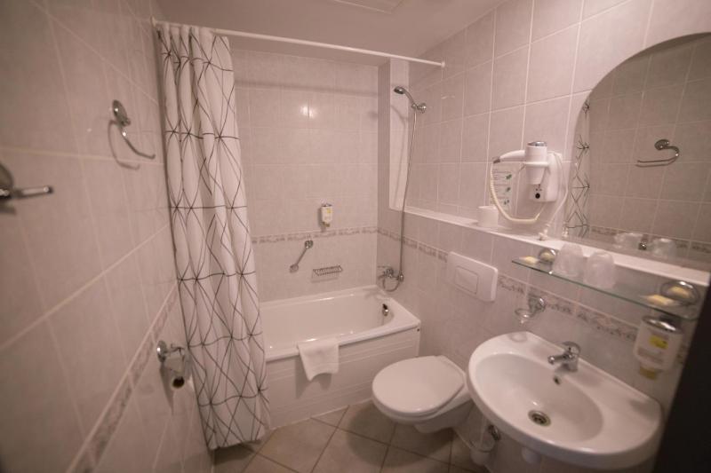 Superior Twin Room image 3