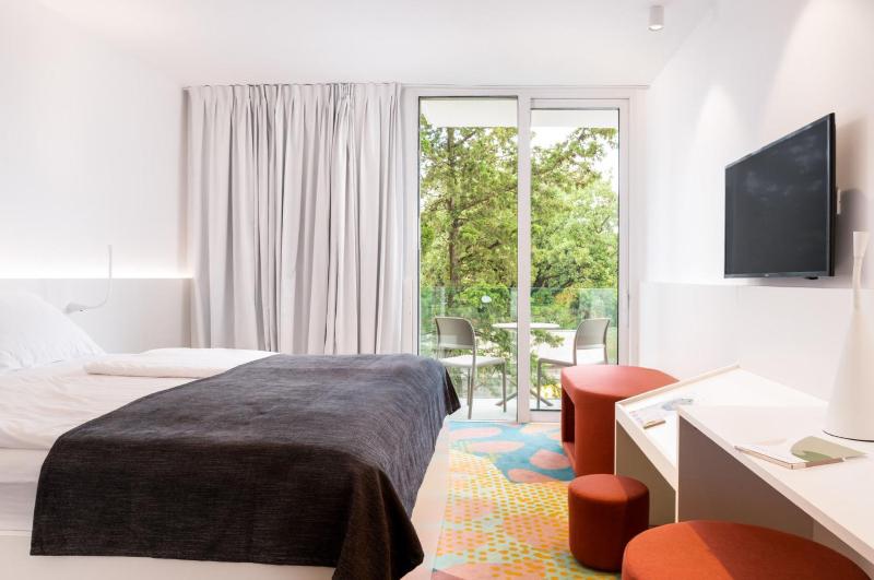 Classic Double Room with Balcony image 3