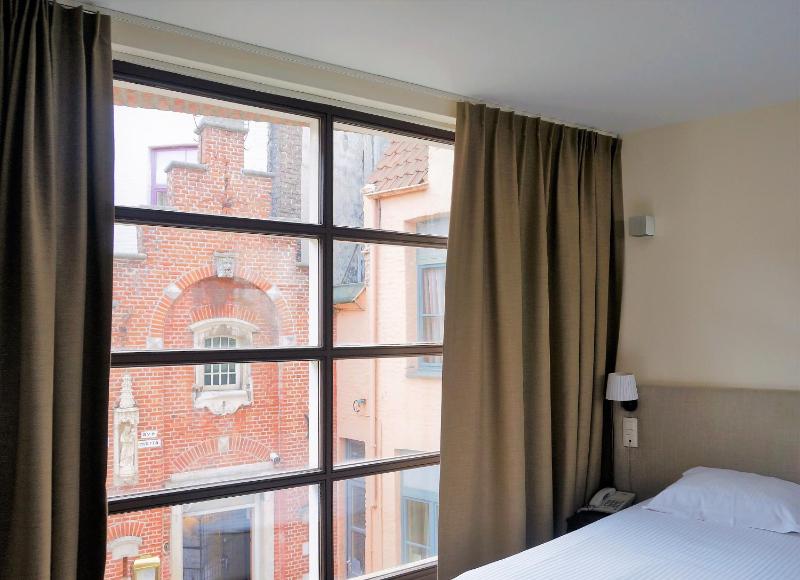Economy Triple Room image 3