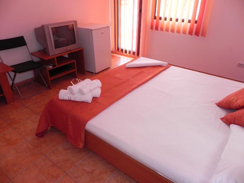 Double Room with Extra Bed image 1
