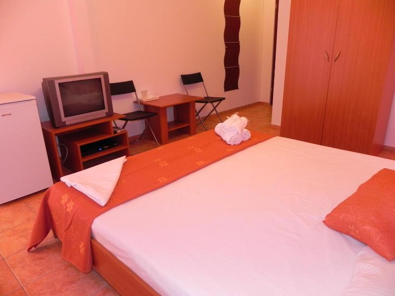 Double Room with Extra Bed image 3