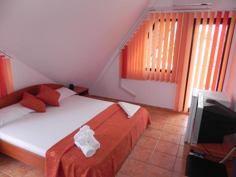 Double Room with Extra Bed image 4