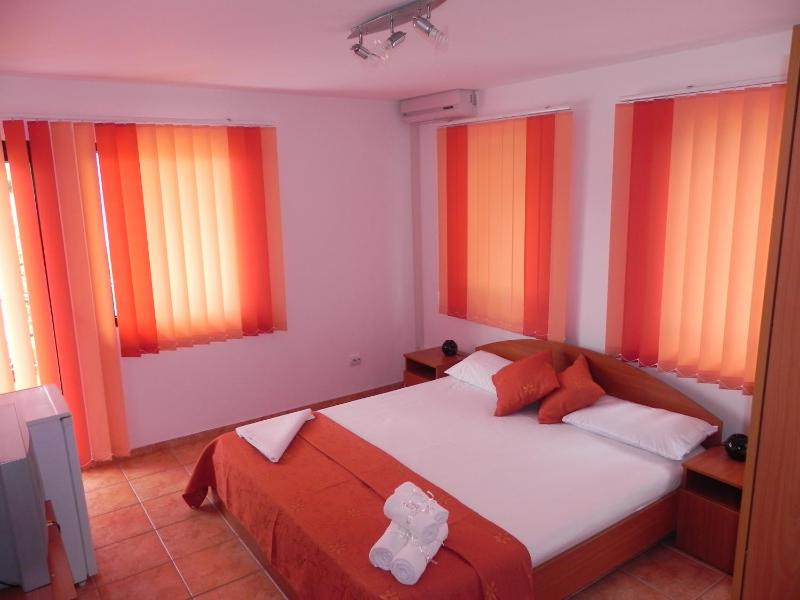 Double Room with Extra Bed image 2