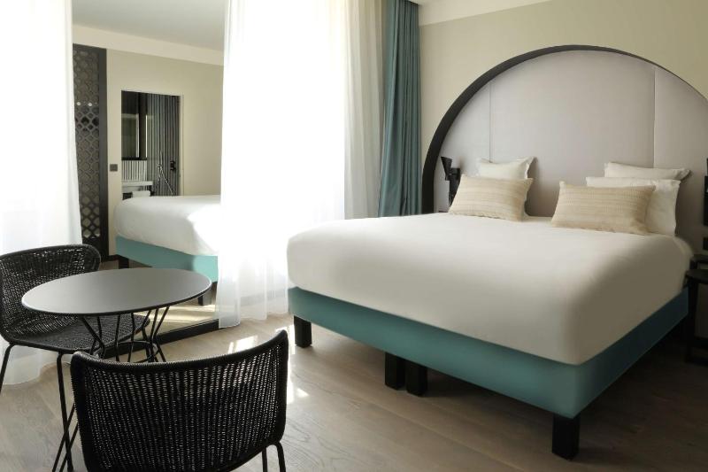 Deluxe King Room image 1