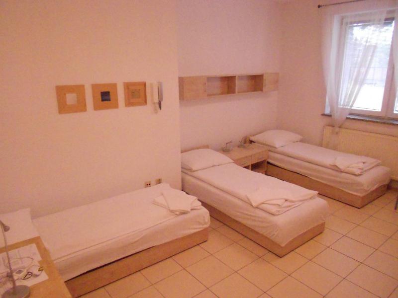 Economy Triple Room image 3