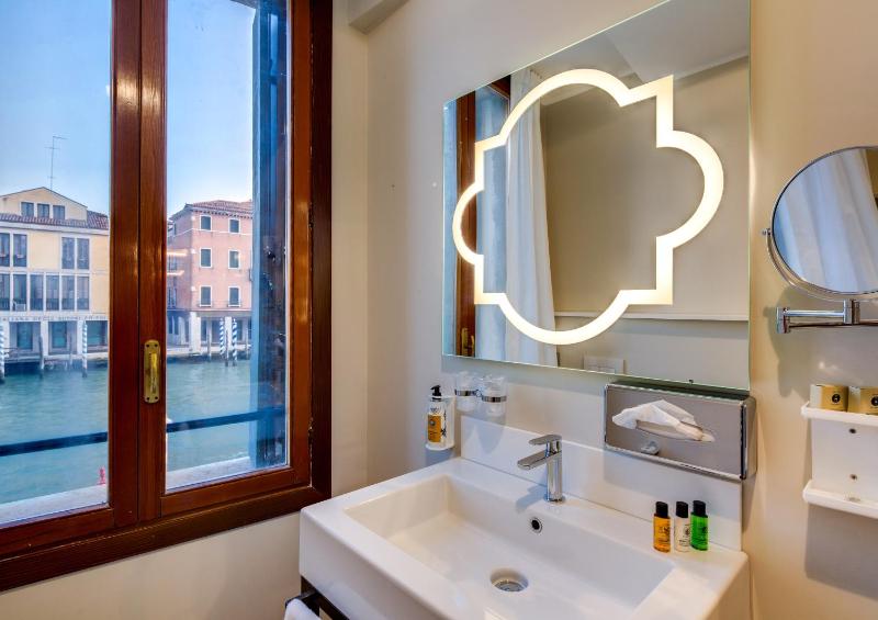 Superior Room Canal Grande View image 3