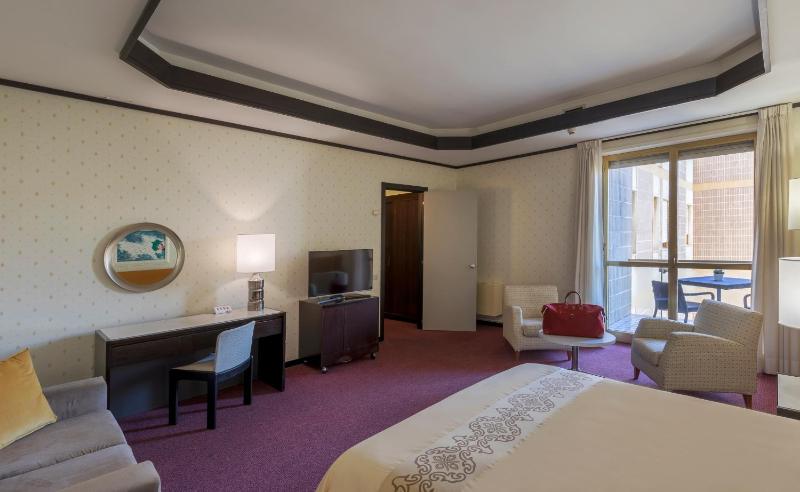 Junior Suite with Balcony image 3