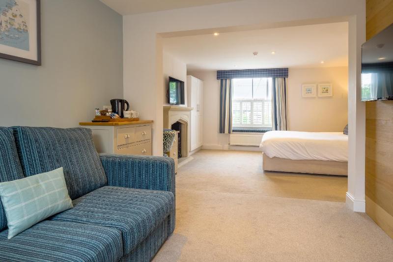 Deluxe King Room image 2