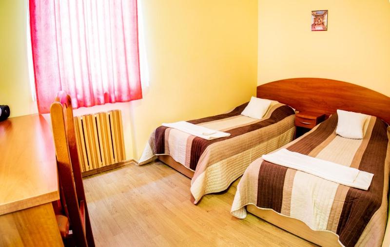 Twin Room image 3