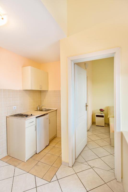 One-Bedroom Apartment with Balcony and Sea View image 3