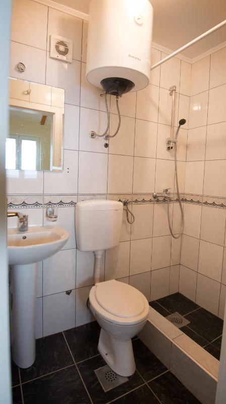 One-Bedroom Apartment with Balcony and Sea View image 4