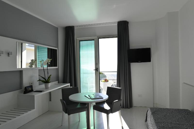 Executive Quadruple Room with Sea View and Beach Package image 3