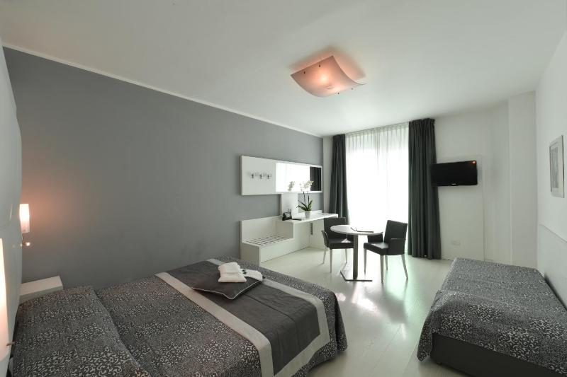Executive Quadruple Room with Sea View and Beach Package image 4