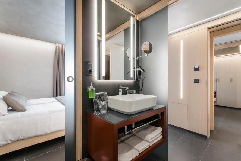Two Connecting Double Rooms image 3