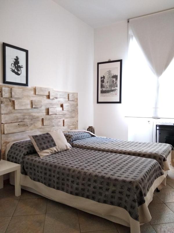 Double Room with Shared Bathroom image 2