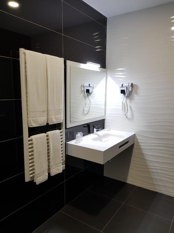 Twin Room image 2