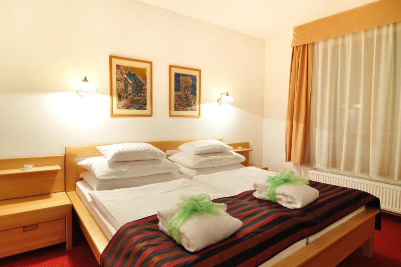 Classic Double Room image 2