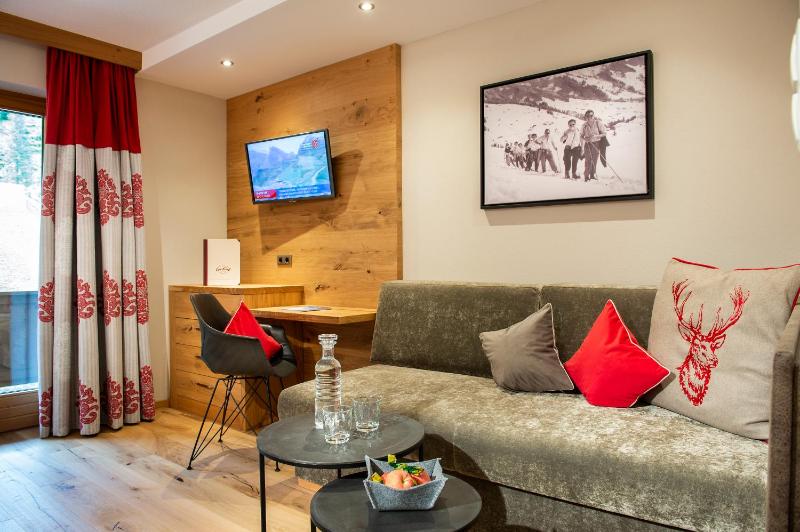 Superior Double Room with Balcony image 3