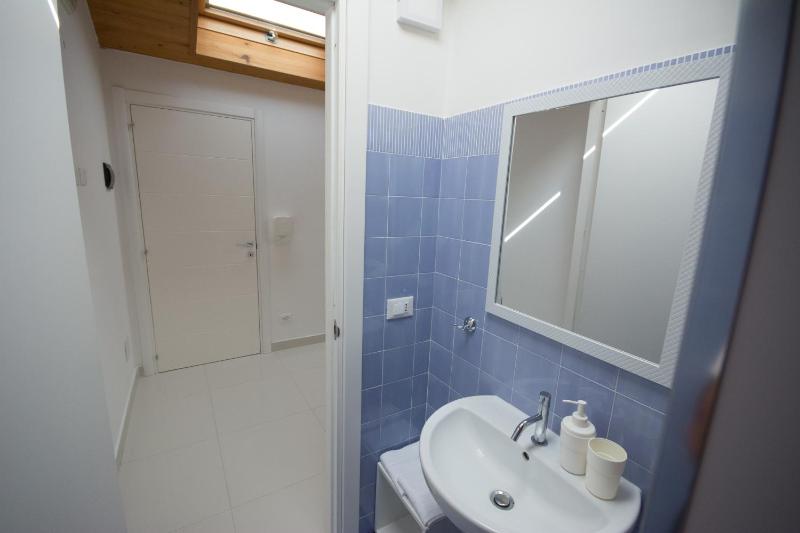 Deluxe King Room image 3