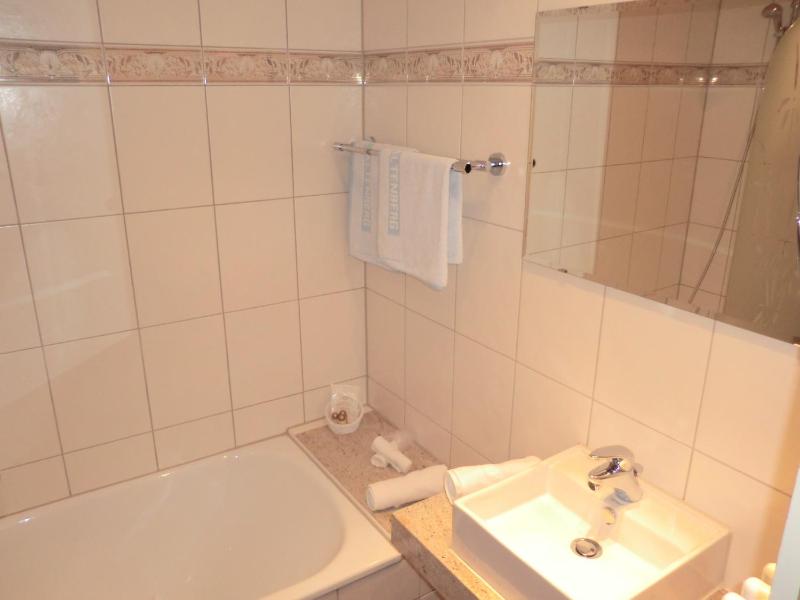 Standard Double Room image 3