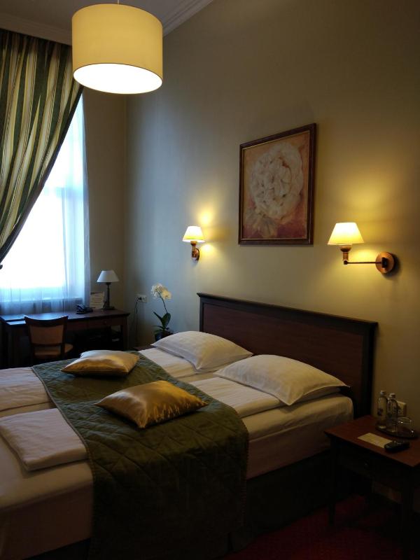 Classic Twin Room image 4