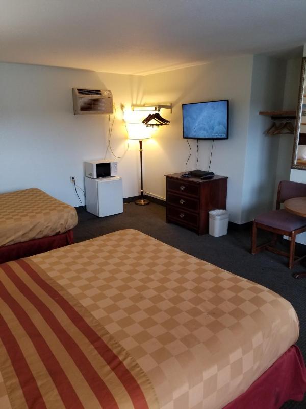 Queen Room with Two Queen Beds image 2