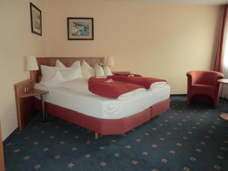 Classic Double Room image 2