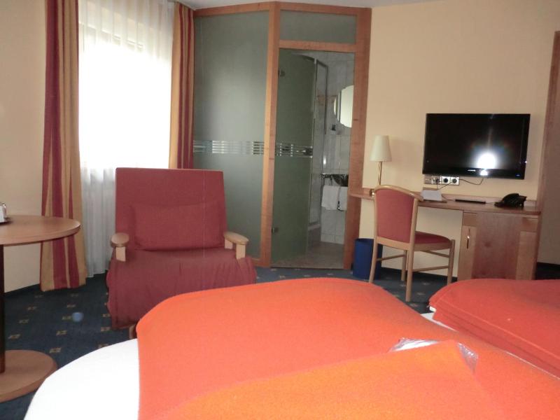 Classic Double Room image 3