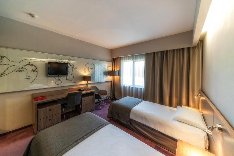 Superior Twin Room image 3
