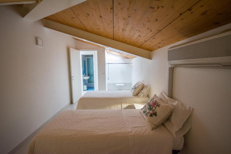 Deluxe Quadruple Room image 4