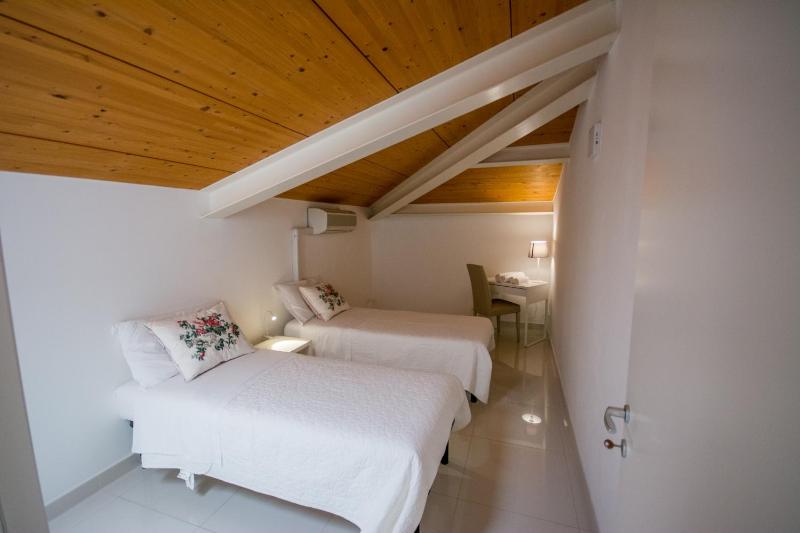 Deluxe Quadruple Room image 3