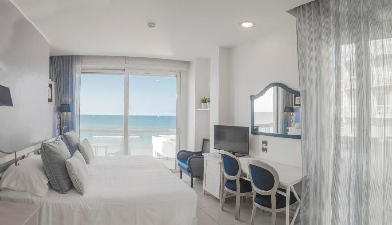 Deluxe Double or Twin Room image 1