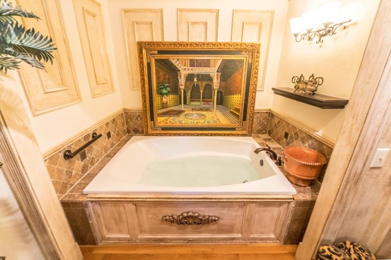 Deluxe King Suite with Spa Bath image 4
