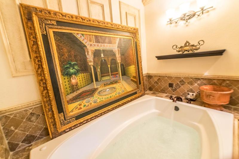 Deluxe King Suite with Spa Bath image 3