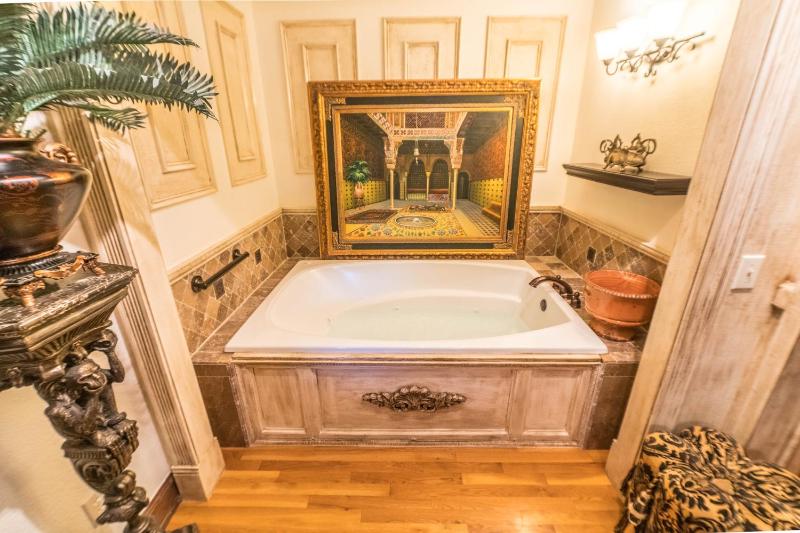Deluxe King Suite with Spa Bath image 2