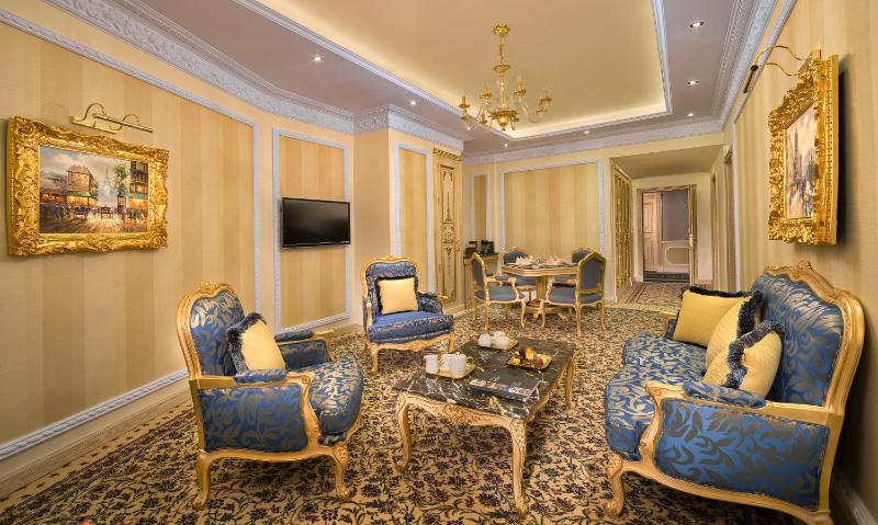 Deluxe One-Bedroom King Suite with Terrace image 2