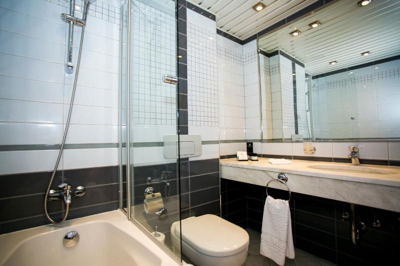 Deluxe King Room image 2