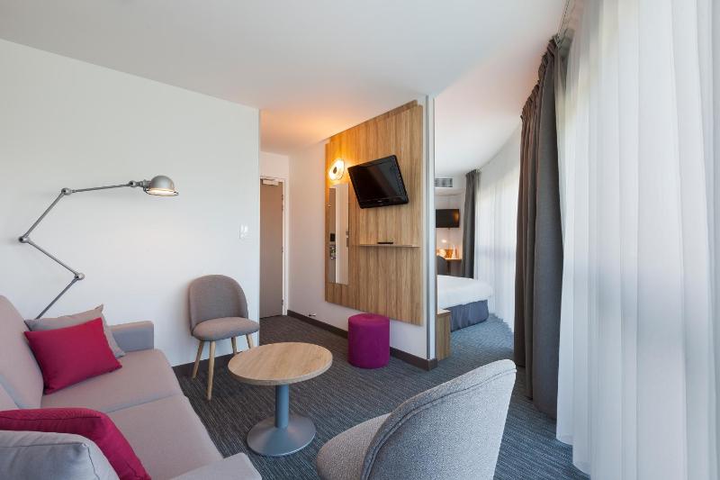 Quadruple Room with 1 Double Bed and 1 sofa bed image 4