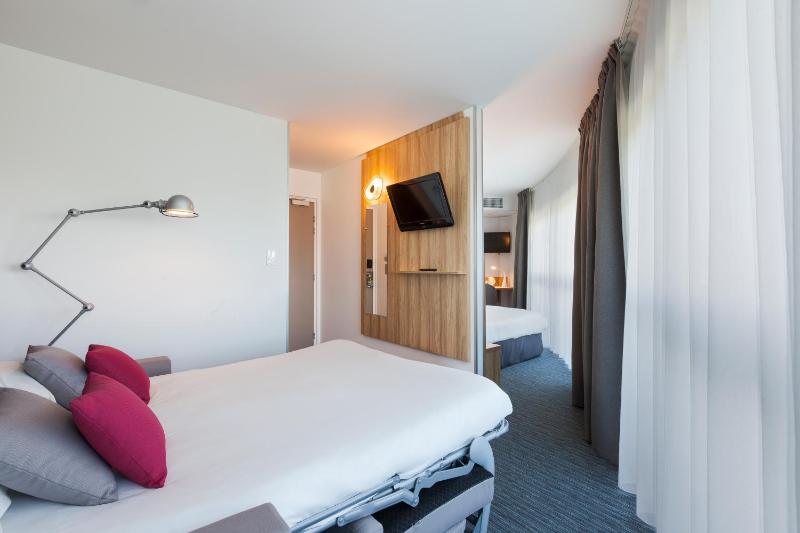 Quadruple Room with 1 Double Bed and 1 sofa bed image 2