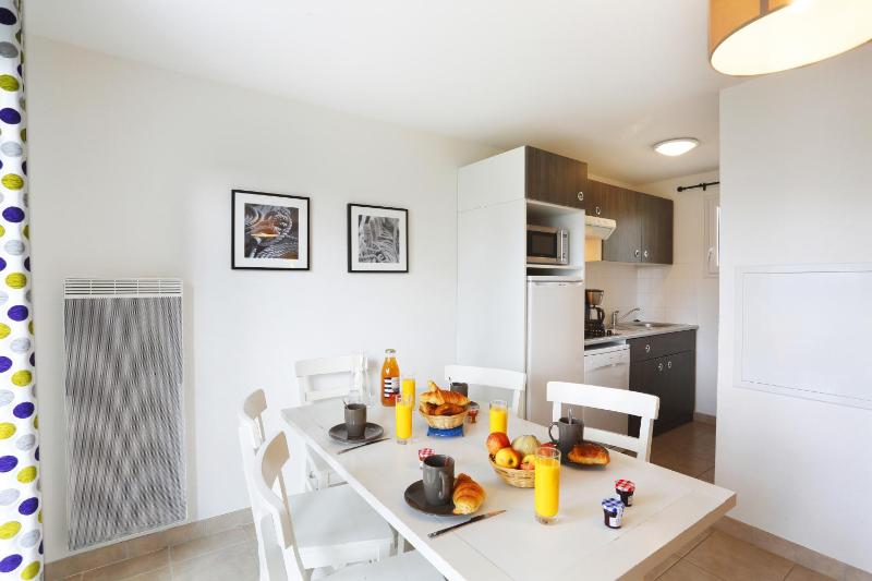 Three-Bedroom House (8 Adults) image 2
