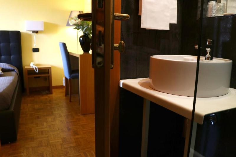 Double or Twin Room image 4