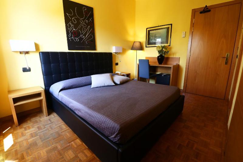 Double or Twin Room image 3
