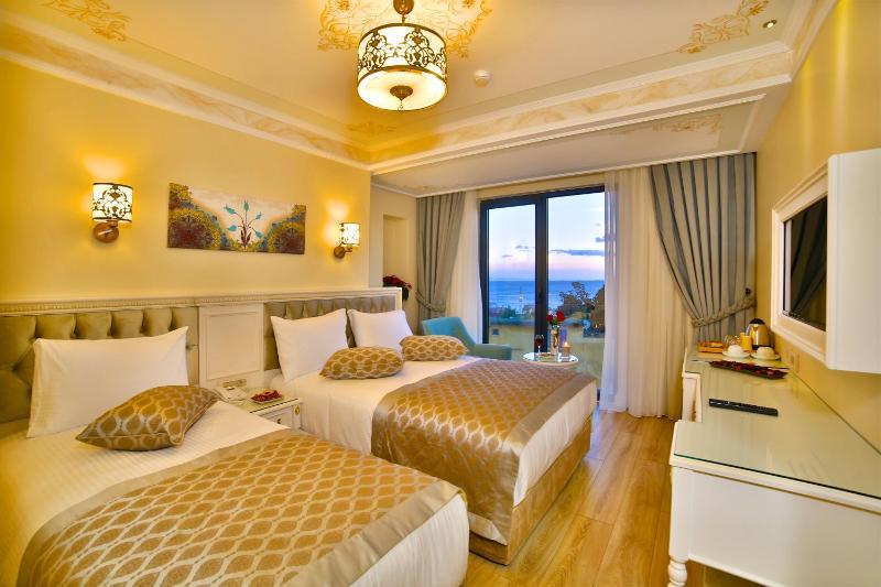 Superior Triple Room with Sea View image 3