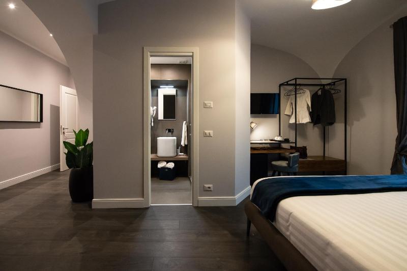 Deluxe Double Room image 2