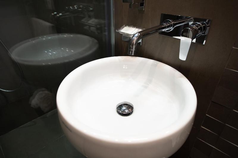 Standard Double Room image 4