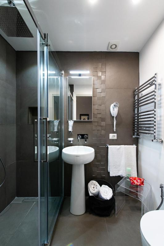 Standard Double Room image 3