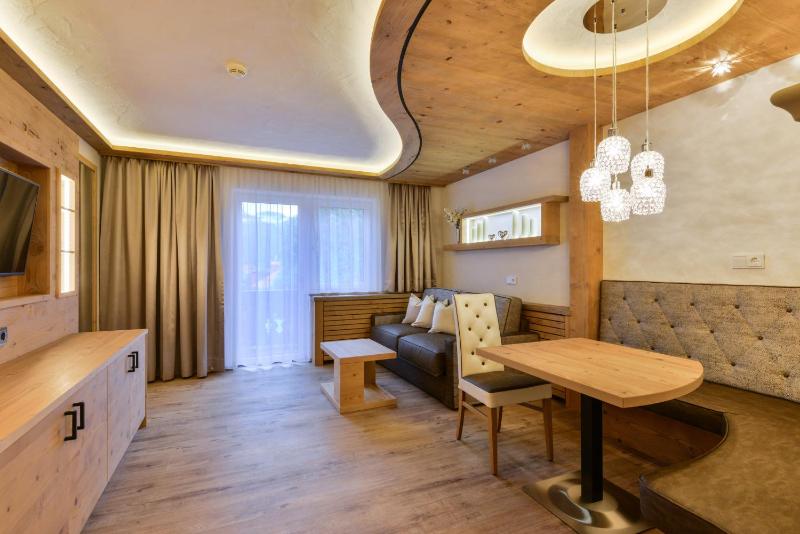 Junior Suite with Balcony image 2