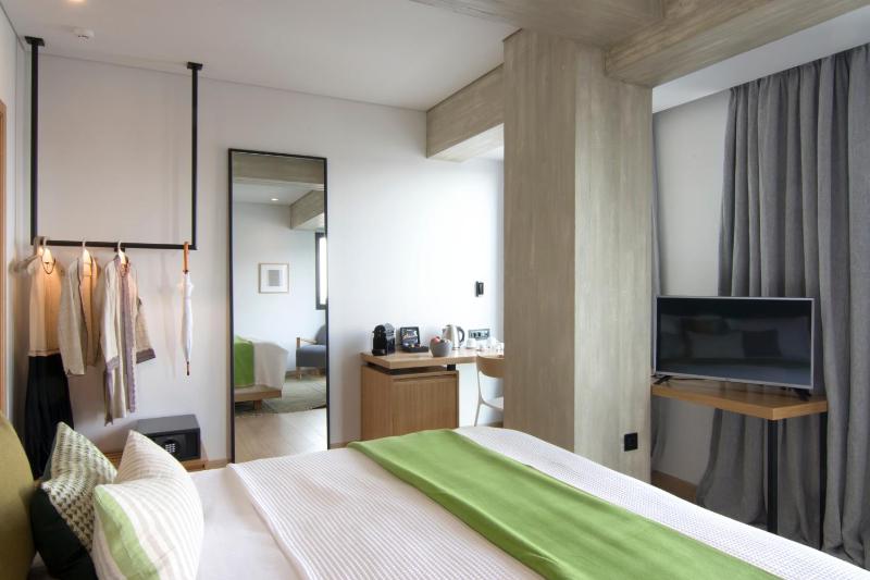 The Athenian Suite image 3